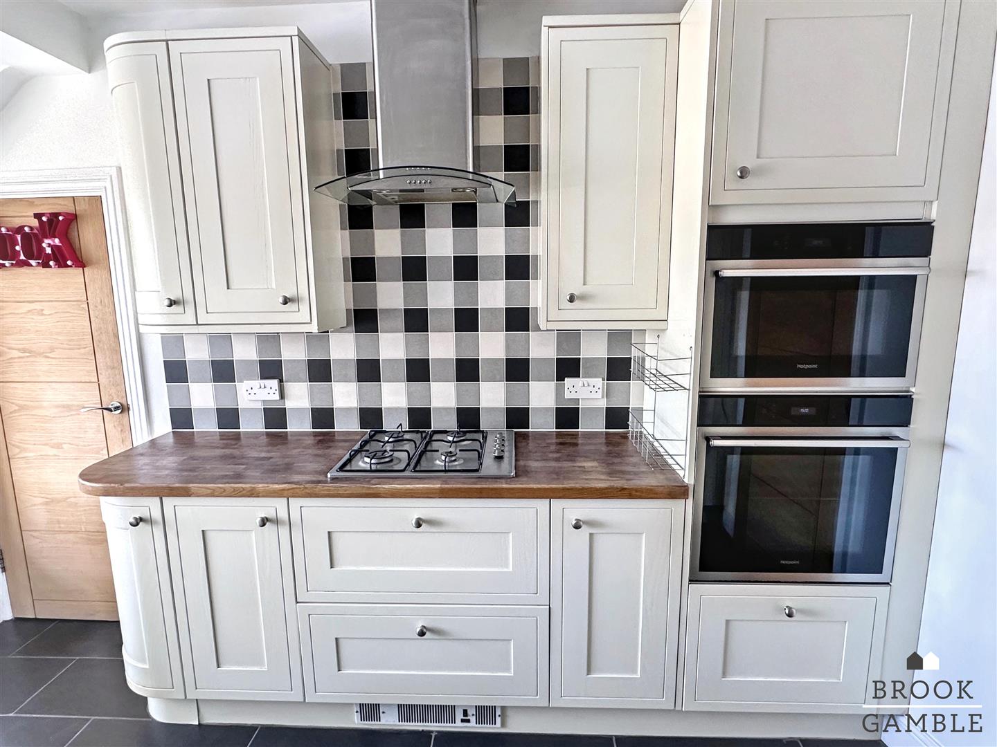 3 Bedroom Flat. Albert Parade in Eastbourne, East Sussex 6